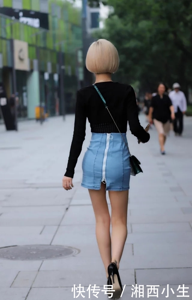 街拍：身材窈窕娇小的短发美女，牛仔短裤的搭配，让美腿显得更修