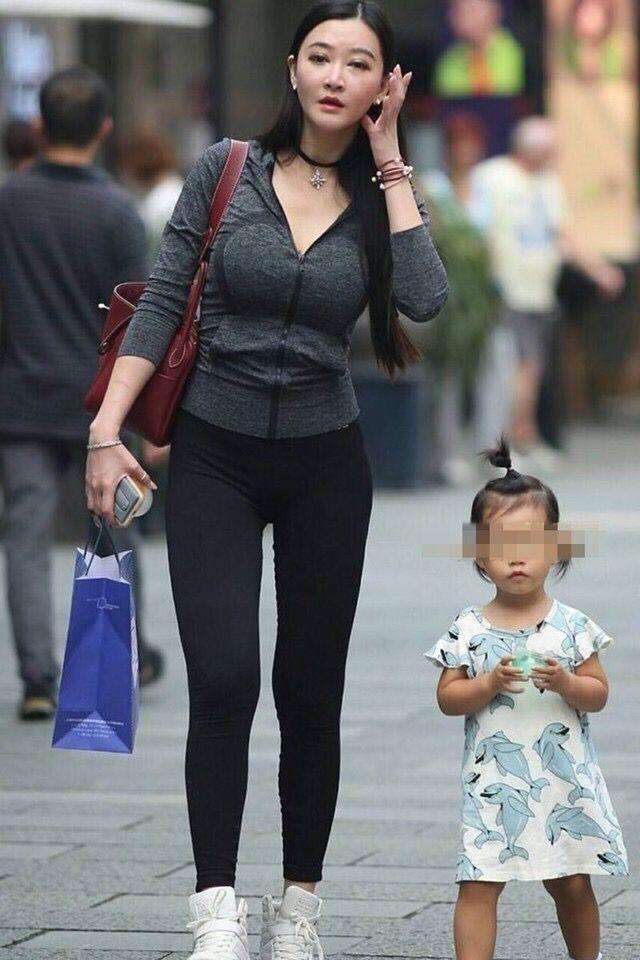 街拍辣妈: 素颜出街的辣妈美女, 丰韵十足, 连花季少女都要羡慕呢