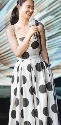 50岁的金星厉害了！挑战赵薇陶虹同穿波点裙，网友：到底谁赢了