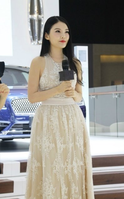 徐冬冬出席品牌车展，浅色连衣裙长发飘飘，一改往日性感形象