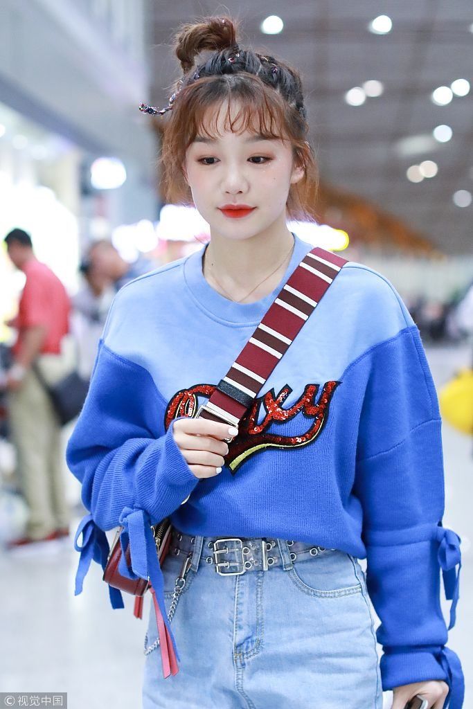 火箭少女101成员徐梦洁独自现身机场 扎上翘马尾甜蜜露笑活泼可爱