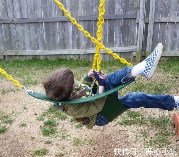 搞笑gif图片笑话段子:爸,女方又打电话来,说要改