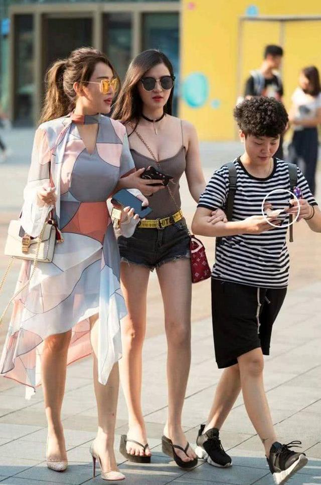 8月街拍，性感小姐姐满街都是，让你目不暇接！