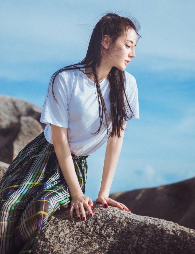 迪丽热巴不穿杨幂的一字鞋了，高跟鞋镶“石头”，比一字鞋还美!