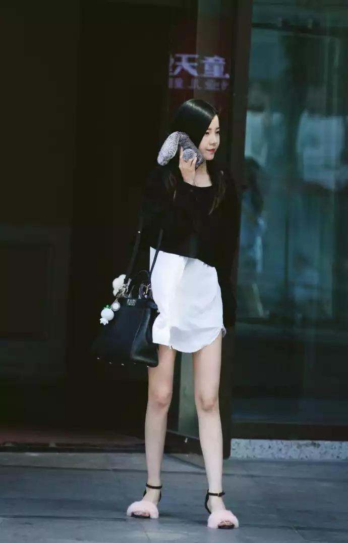 街拍:图一穿着太大胆，图二图三小姐姐北上广没有房你就不配看