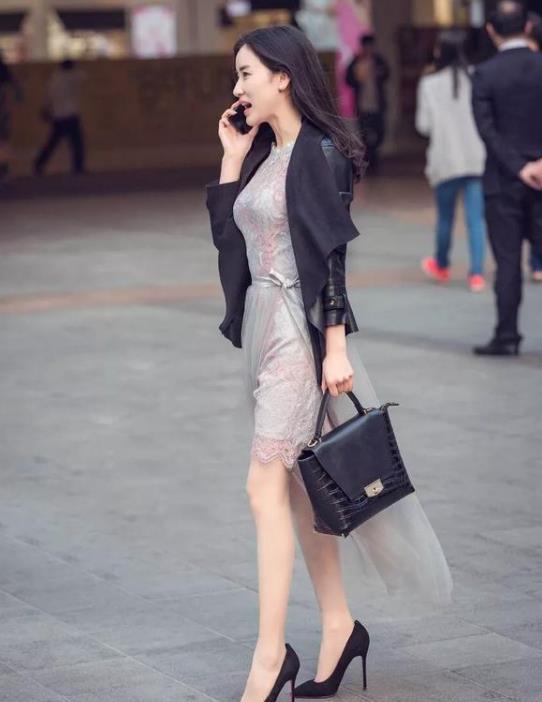  「富有」街拍：短发美女，个性穿搭美丽而富有气质，亲和力十足