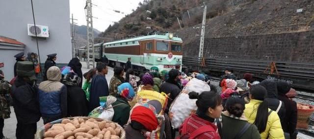  「票价」遵义到重庆2元绿皮火车，鸡鸭猪都能带上去，仅2名乘客也没停运