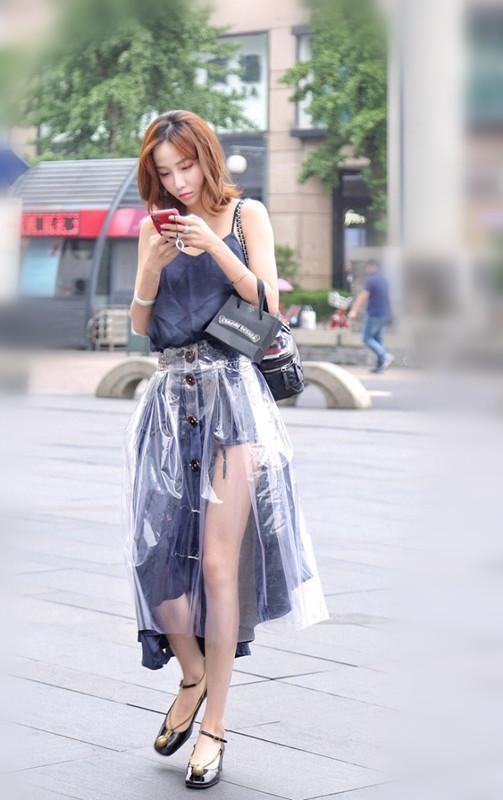 东莞街拍 真实生活中美女的街拍，身姿曼妙魅力十足，你喜欢她吗