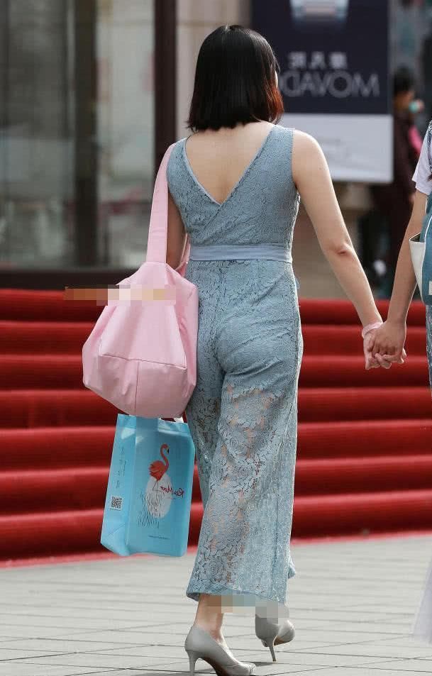 街拍:小姐姐紧身连体衣撑出100分身材，配上沙宣发型，时尚漂亮