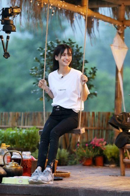 倪妮baby齐上《向往的生活》，隔壁校花的造型谁更能驾驭？