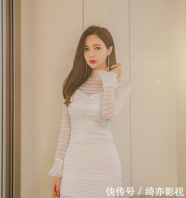  [凸显]街拍：时尚甜美的连衣裙小姐姐，身材妙曼，凸显独特魅力