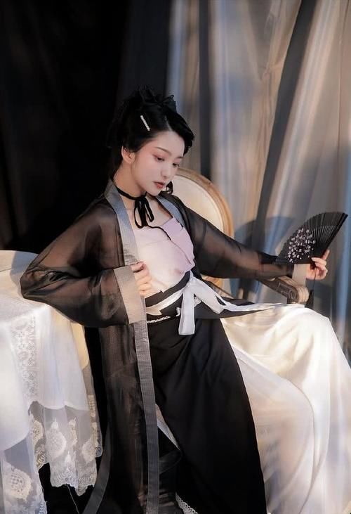 「会给人一」纯色汉服越来越抢风头,有些人就喜欢这样穿,最后一套还防走光