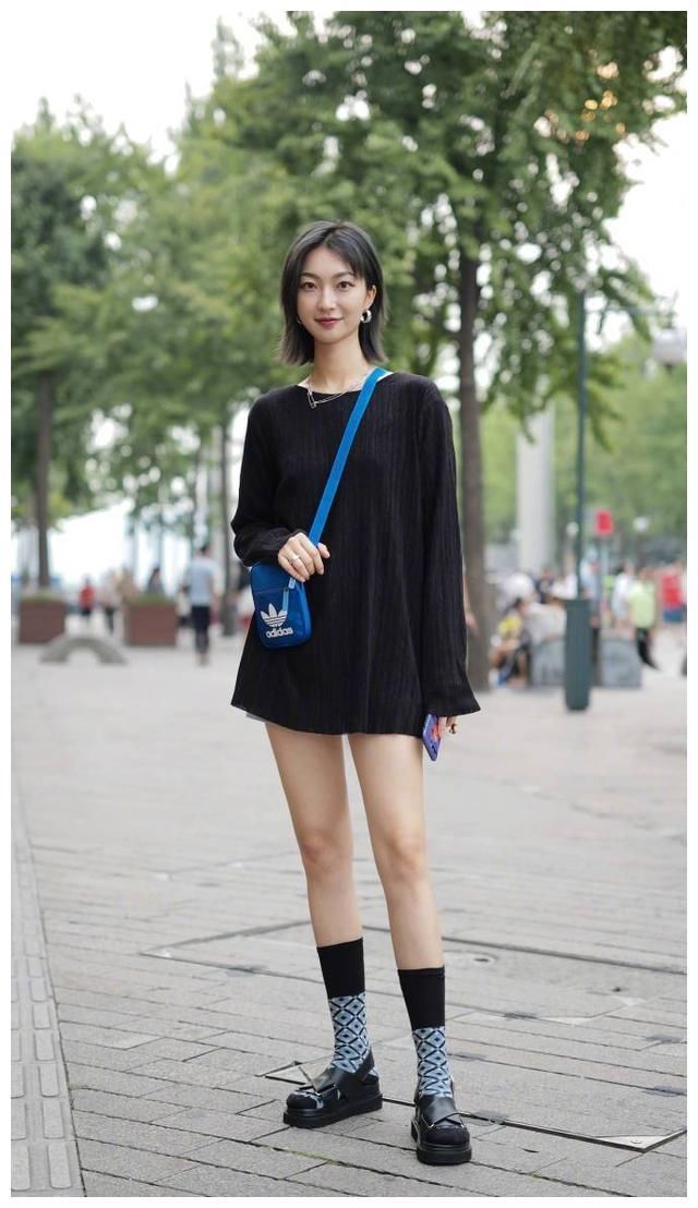 街拍:图六穿薄纱抹胸裙,胸前“长耳朵”真是太吸睛!