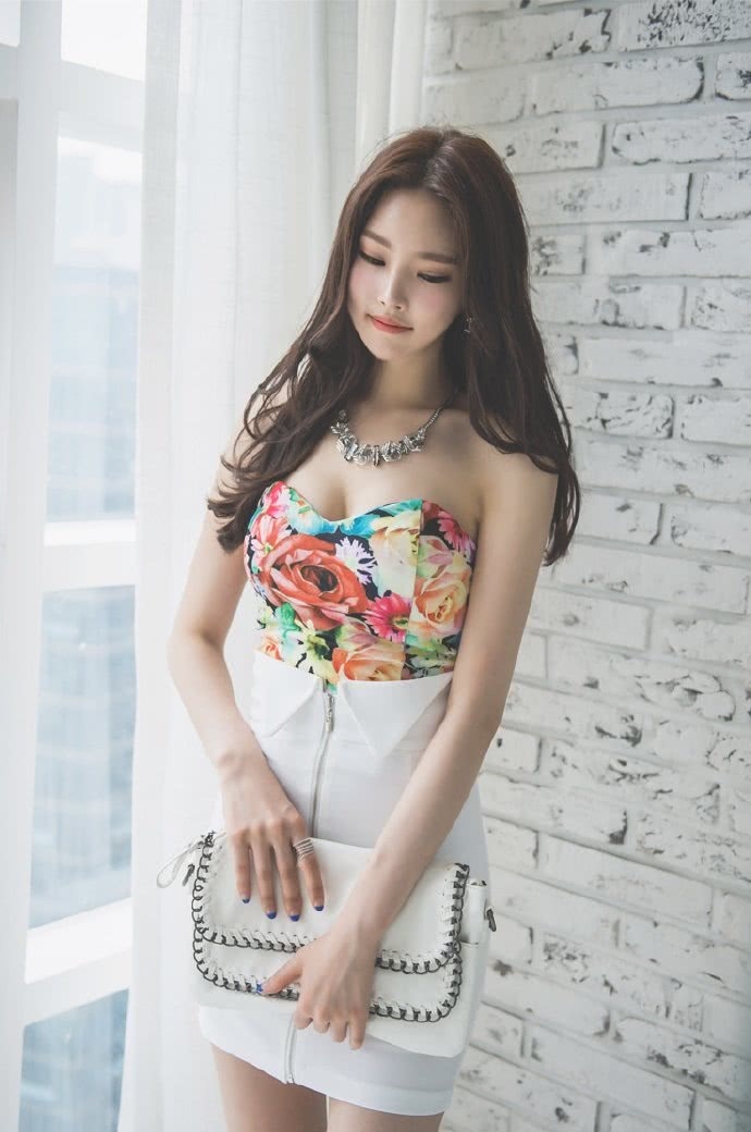 妩媚典雅的气质美女，碎花短裙显清新大气，成熟美韵让魅力绽放！