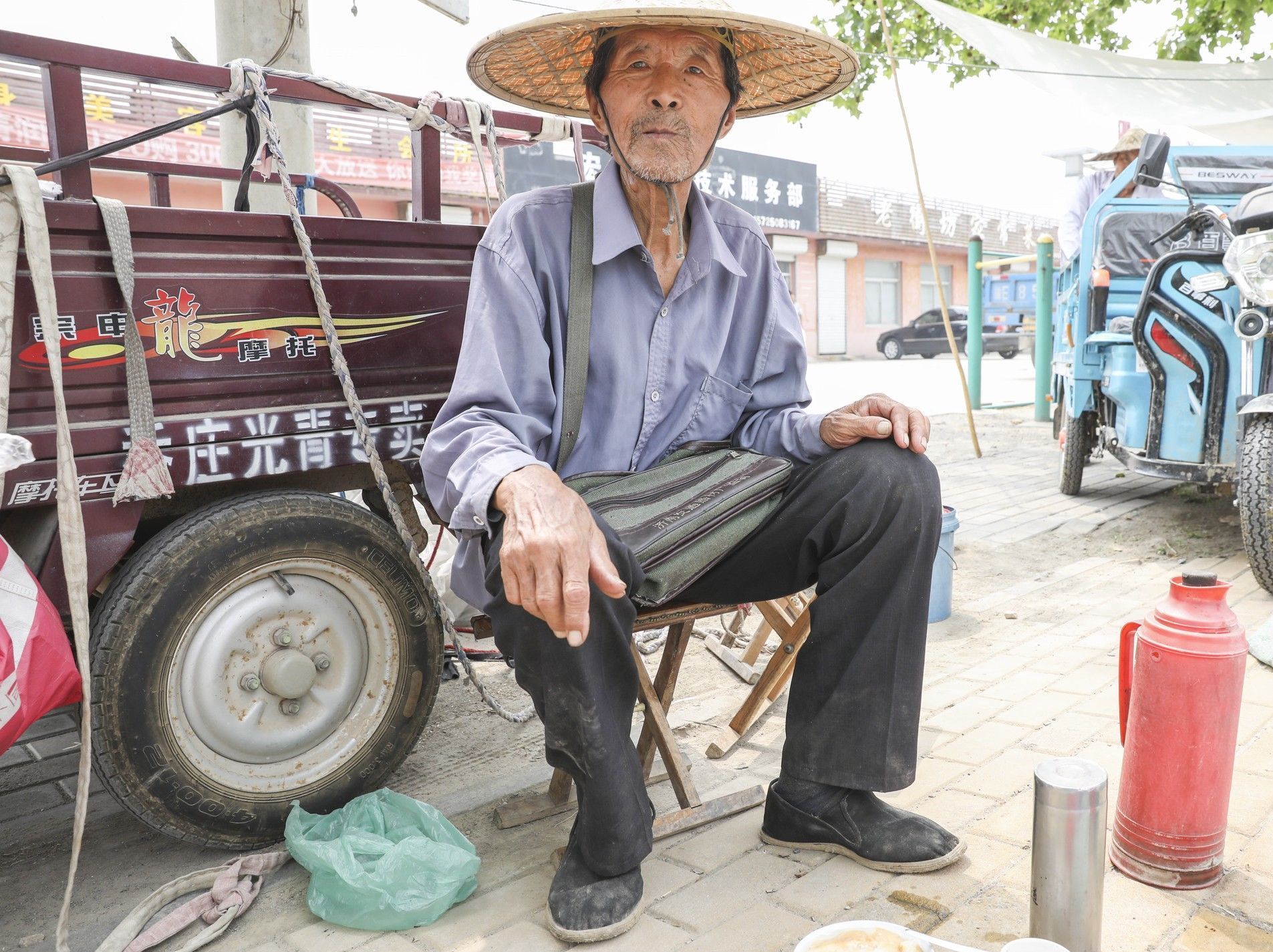 37度高温，8旬农村老人街边做生意，午餐是白开水泡“托鲁”
