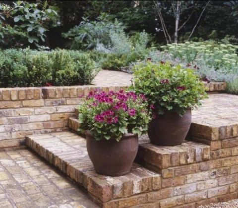 庭院不需太奢华，或一盆花，或一个老物件就能让庭院惬意起来