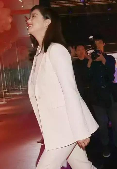 当蒋欣和俞飞鸿同穿西装,网友:终于见识了熟女的魅力有多大