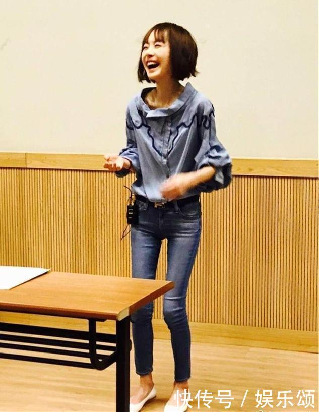 鲁豫现机场，47岁穿17的衣服，网友：快50岁了还整天装嫩！