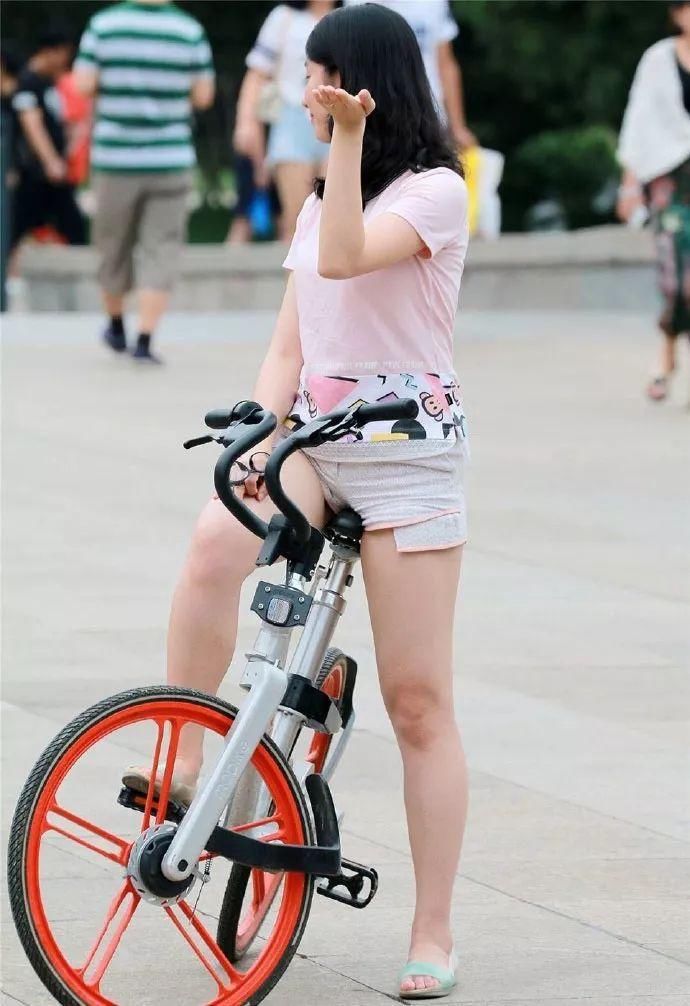 粉色体恤衫搭配棉麻短裤，环保出行骑行郊游