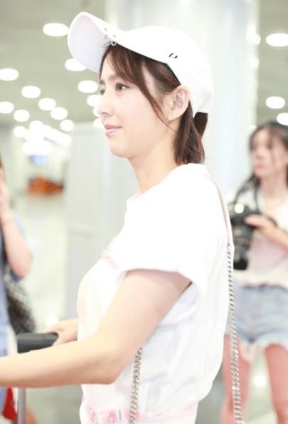 佟丽娅素颜现身白衣短裤清爽 细长美腿抢眼