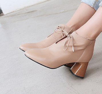 凌晨新上架“马丁靴”，防滑耐磨，逛街许久脚不累，妈妈必备鞋