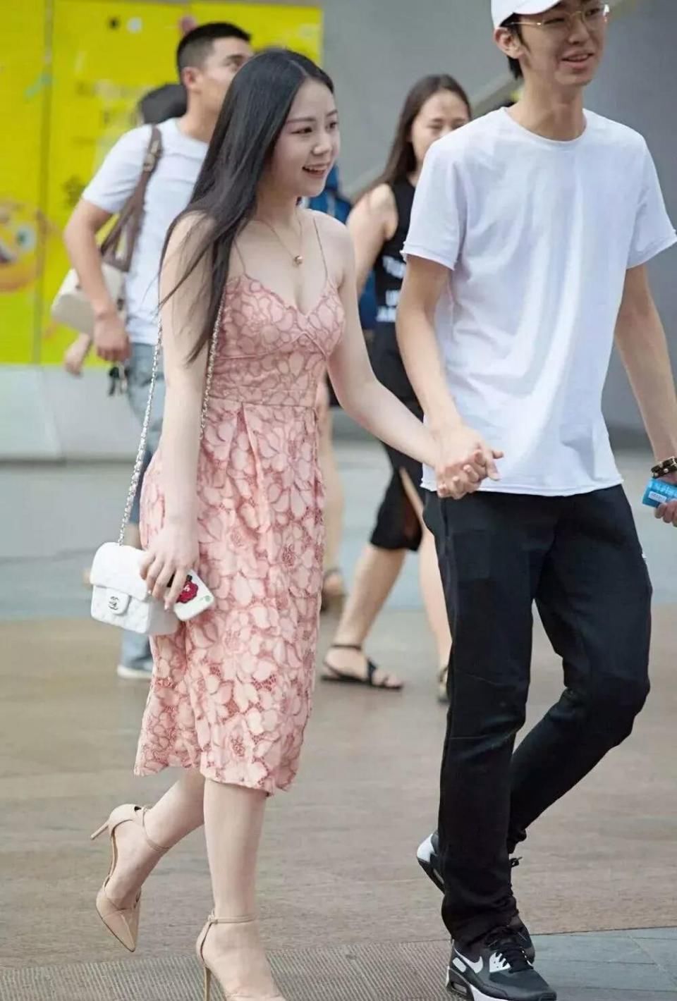 街拍：身材很棒的粉裙美女和男友晒幸福