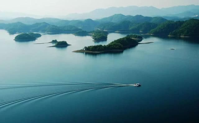  【湖泊】江西名气最大的一个湖泊，是中国第一大淡水湖，湖区有4