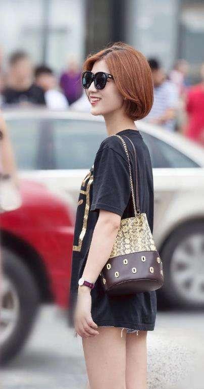 街拍: 小姐姐白色的吊带上衣,下身穿着黑色牛仔包臀裙,非常好看