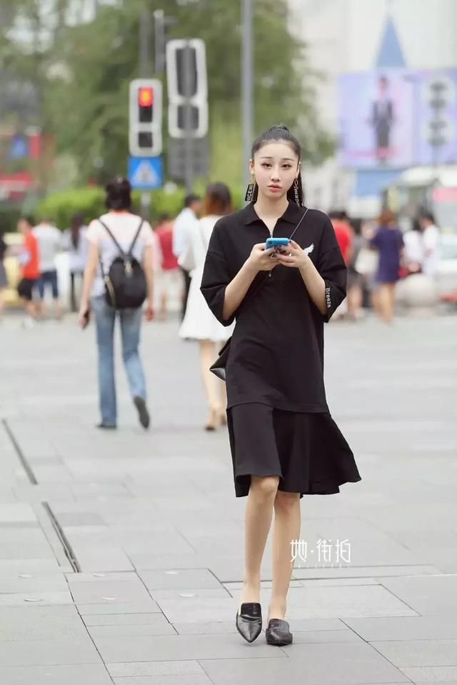 成都街拍，小黑裙这么穿最时髦！