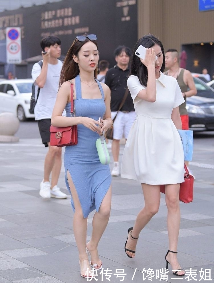 # 开叉#小姐姐的蓝色开叉裙沁人心脾，街拍：蓝色才是夏天最爱的颜色