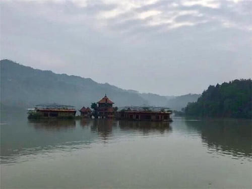 成都周边很有魅力的景区,即使早已破败,也照样深受游客青睐