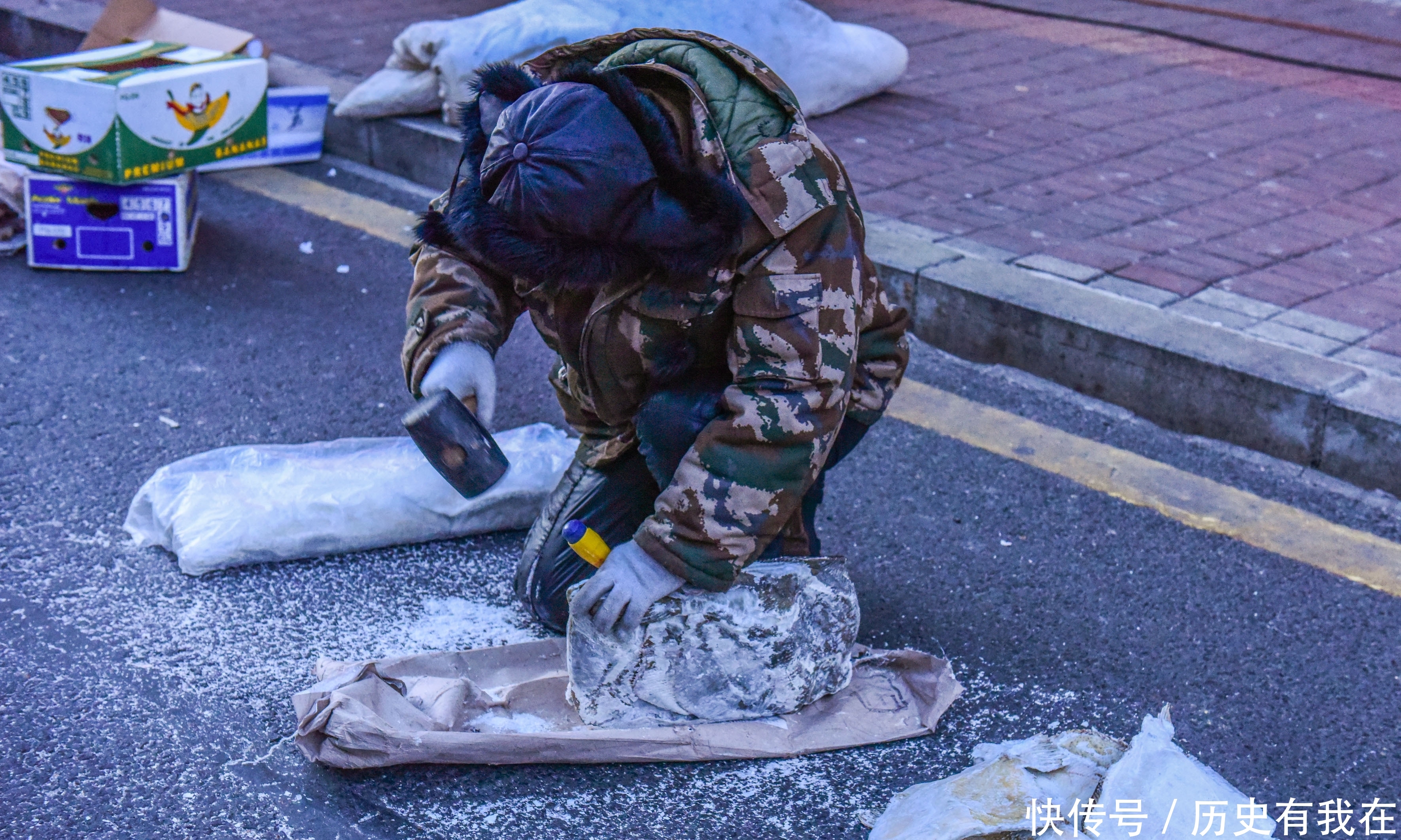  街边@你见过零下40度的露天早市吗？街边卖鱼不用刀，而用铁锤和