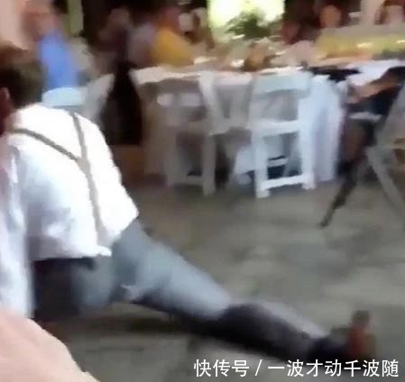 『实力』外国伴郎实力抢镜,入场中途耍酷劈叉结果裤子破了,尴尬又搞笑