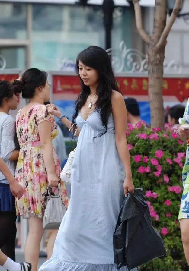 样貌出众的小姐姐，深V连衣裙下秀完美事业线