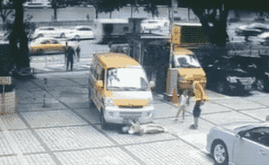 妈妈推孩子撞车"碰瓷"?警方通报实情,真相更让人愤怒