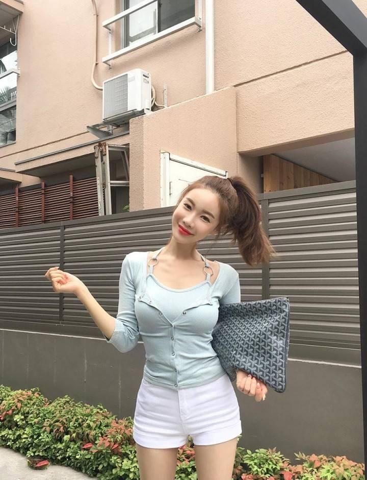 街拍：手包通常也能成为整套搭配的点睛之笔！