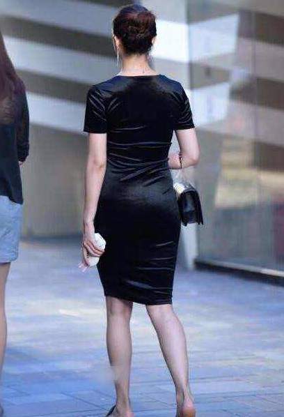 小姐姐穿衣搭配上包臀裙,韵味十足。