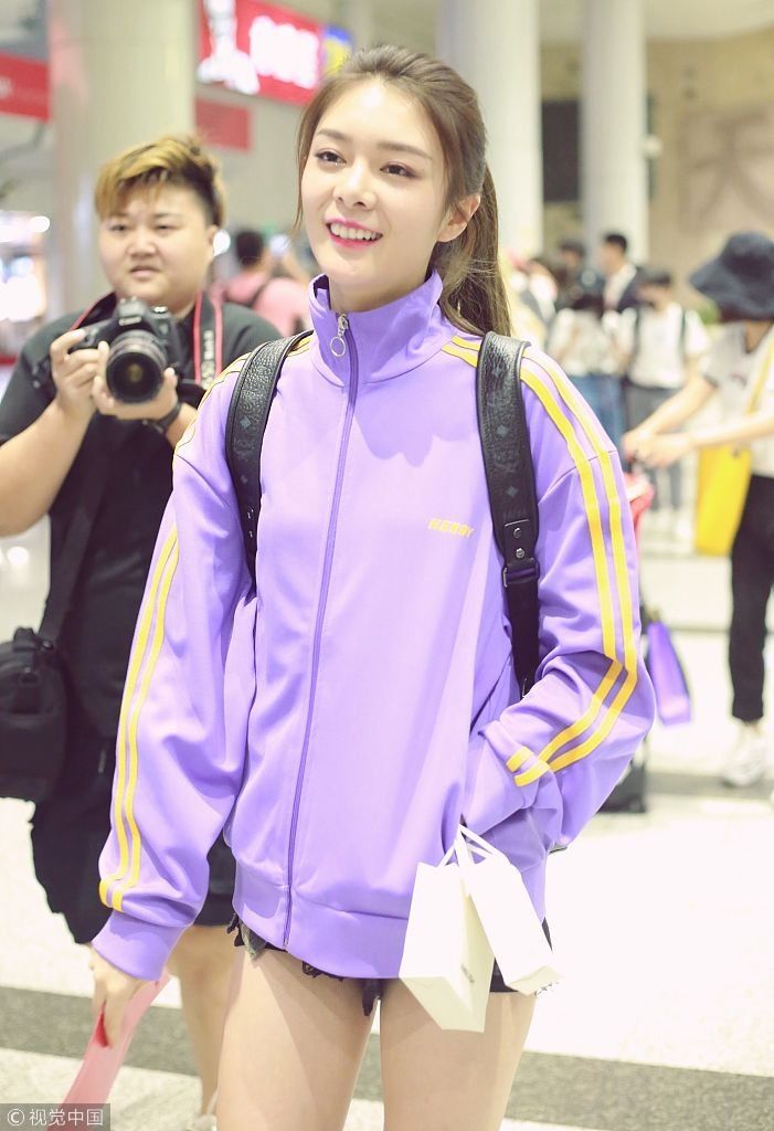 傅菁穿紫色运动装玩下衣失踪秀腿展青春  举“大吉大利”红包挡脸