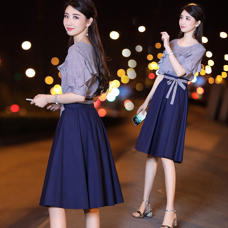 越来越多女人不穿丝袜了，只穿这减龄“度假裙”，减龄显瘦还不贵