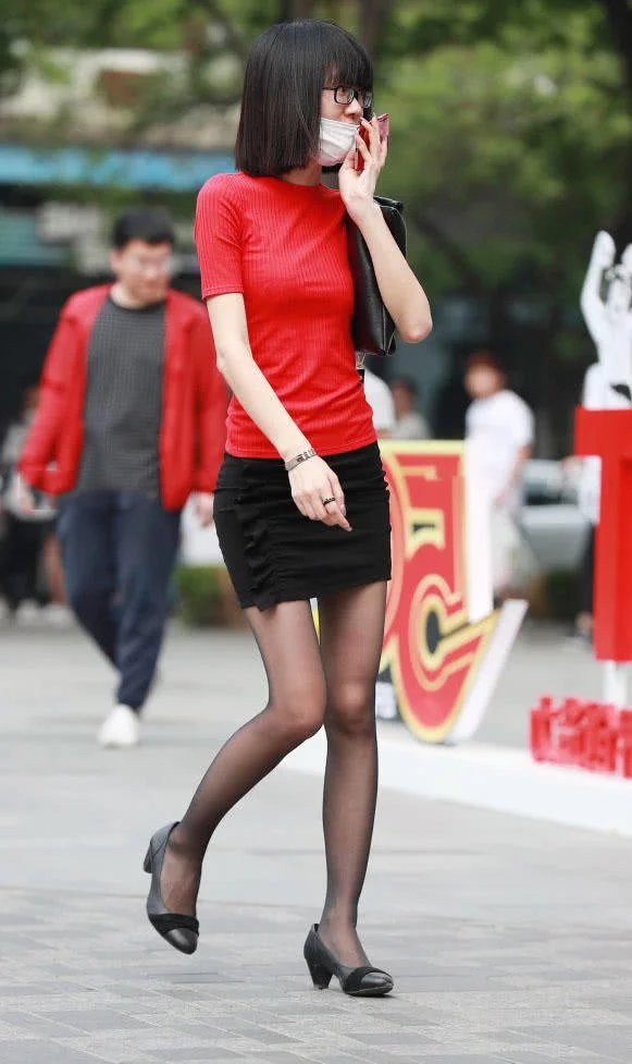 窈窕小姐姐贴身上衣搭配包臀裙显凹凸有致好身材，黑丝包裹的大长