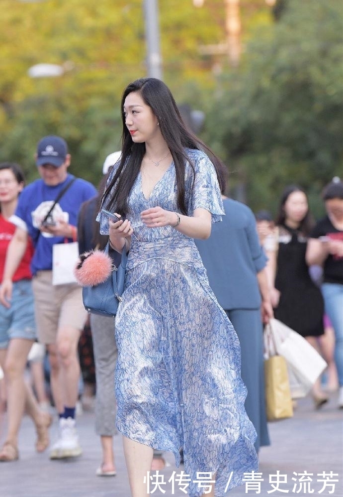  #时尚姑娘#街拍：连衣裙有多美，穿过才能够体会