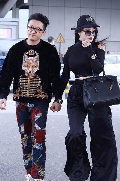 冉莹颖为炫腰勒这么紧, 衣服都快撑“爆”了, 难怪邹市明一脸无奈