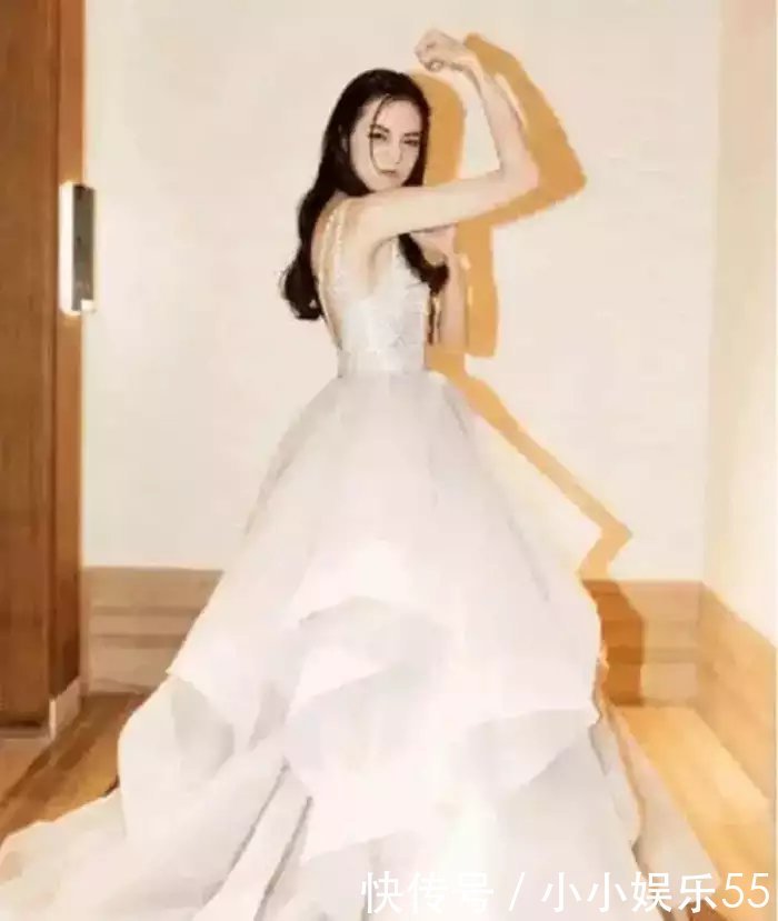 紧身短裙暴露迪丽热巴的身材, 当看到她下半身时网友沉默了