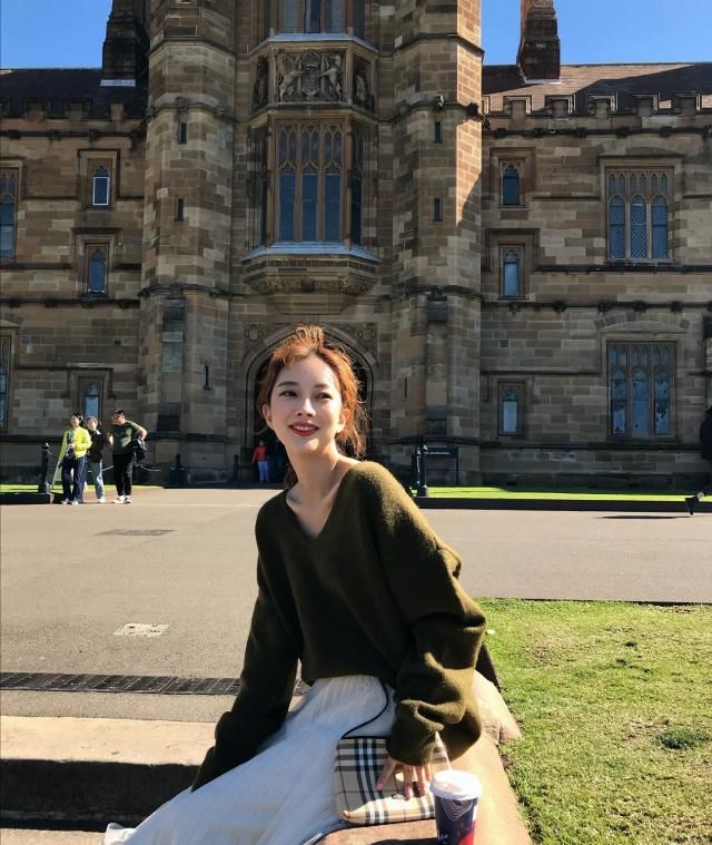  『柔美』春天穿搭还没有拿下？人见人爱的十组穿搭示范性，显年轻柔美有气场