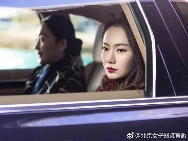 戚薇自拍撞脸Angelababy，作为美妆博主的她到底专业吗?