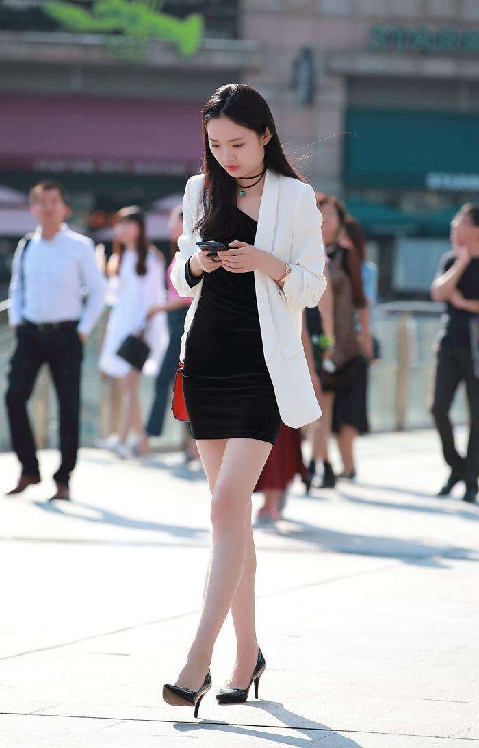 街拍：真欣赏这位女生, 时髦漂亮气质好, 高挑身材几近完美