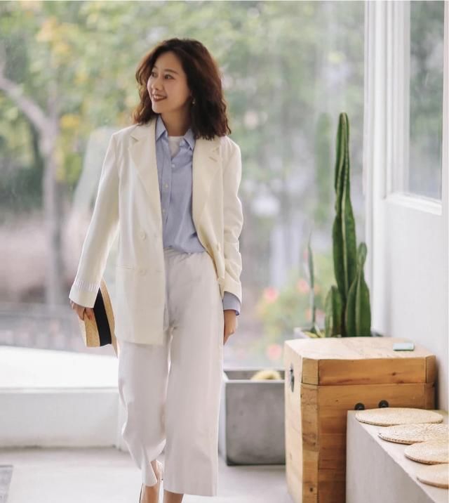  「博主」如何把基础款穿得高级又有气质呢?这位时尚博主的穿搭很不错!