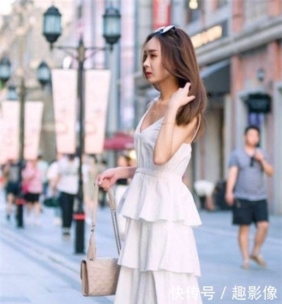  『气质』街拍：气质迷人的小姐姐，秀出青春活力范，非常有女人味