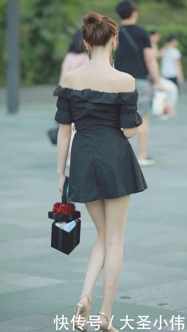美女|美女街拍:小姐姐身材好纤瘦呀,长得可爱又清纯,明星级别的美貌!
