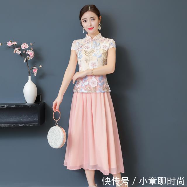 街拍:纯黑色包臀裙,小姐姐下身一条肉色丝袜恰好！!